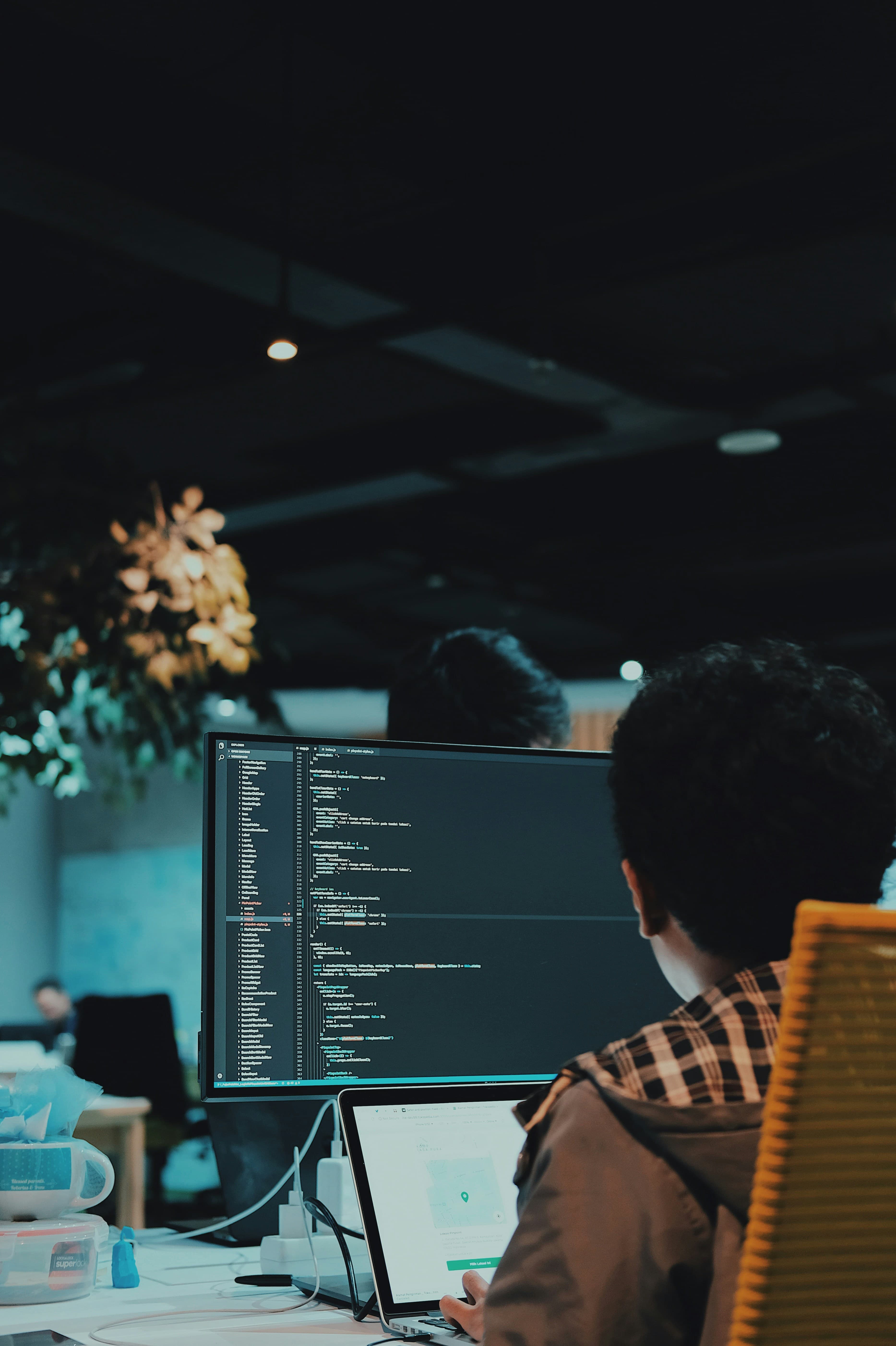 Équipe APPER collaborant autour d'un écran dans un espace de travail moderne