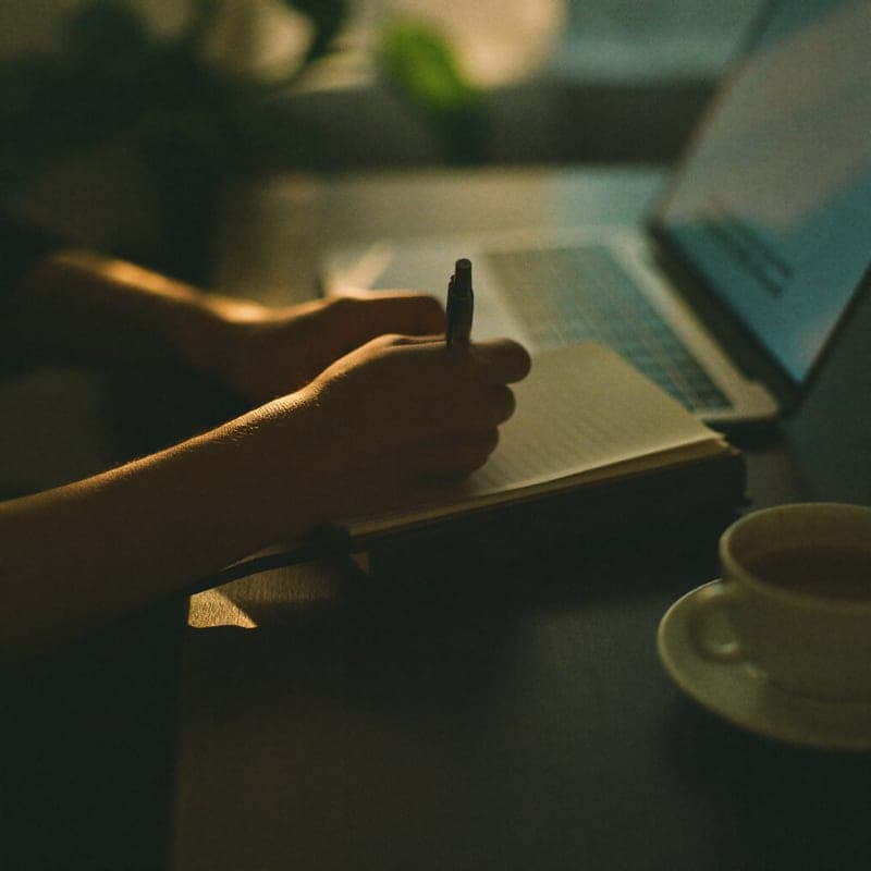 Prise de notes sur un bureau, direction des Ressources Humaines d'APPER